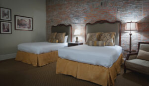 queen interior room_no window – room 346