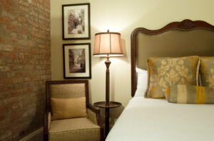 queen interior room_no window – room 348